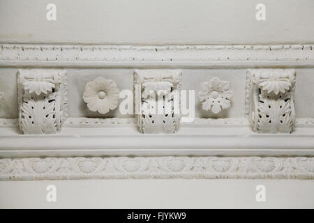 Tyndalls Park Road per la ristrutturazione dell'insegnamento universitario e spazi di amministrazione intonaco decorativo dettagli su pareti e Foto Stock