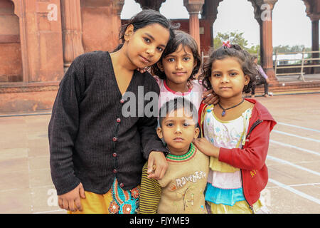 Gruppo di sorridere locale bambini indiani Lahori Gate, Red Fort di Delhi, India, Asia Foto Stock