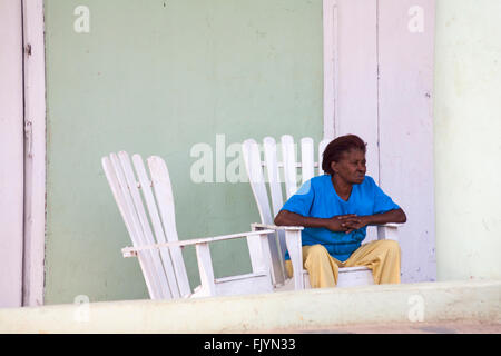 Vita quotidiana a Cuba - una donna cubana seduta in tradizionale sedia a dondolo a Vinales, provincia di Pinar del Rio, Cuba, Indie Occidentali, Caraibi, Indie Occidentali Foto Stock