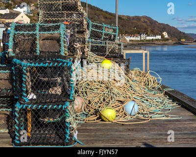 Locale di attrezzature per la pesca dei granchi e aragoste sulla banchina a Aberdyfi in attesa di essere caricato su barche da pesca. Foto Stock