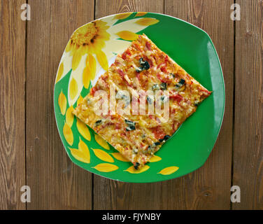 Pizza Siciliana è la pizza preparata in un modo che ha originato in Sicilia, Italia. Con una spessa crosta di o di deep dish pizza. Foto Stock