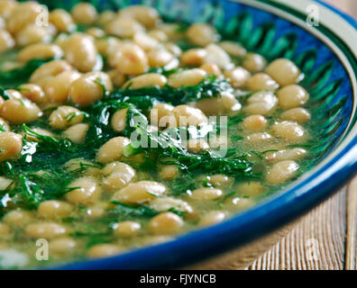 Baghala ghatogh iraniano - piatto fatto con Baghalas , di aneto e uova. Foto Stock