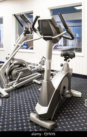 Cyclette in fitness club Foto Stock