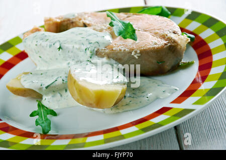 Inkokt lax - cucina svedese. Salmone bollito con verdure Foto Stock