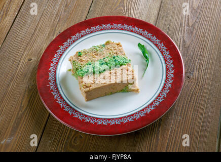 Terrina di salmone , con pasta e fagioli verdi e salsa di erbe Foto Stock