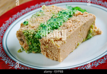 Terrina di salmone , con pasta e fagioli verdi e salsa di erbe Foto Stock