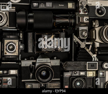 Collezione di vecchi e macchine fotografiche d'epoca. Foto Stock