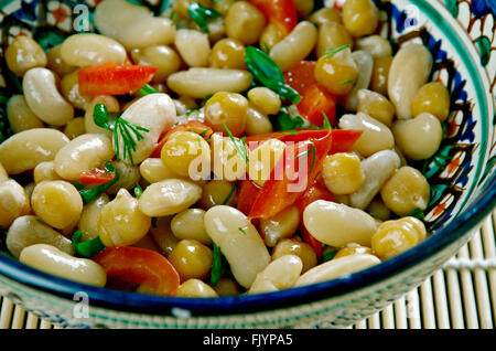 Il pakistan miscelati Insalata di fagioli - asiatici con insalata di fagioli bianchi, ceci, erbe aromatiche e pepe Foto Stock