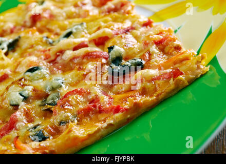 Pizza Siciliana è la pizza preparata in un modo che ha originato in Sicilia, Italia. Con una spessa crosta di o di deep dish pizza. Foto Stock