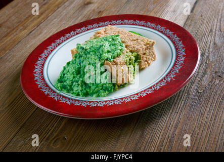 Terrina di salmone , con pasta e fagioli verdi e salsa di erbe Foto Stock