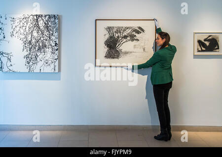 Londra, Regno Unito. 4 Marzo, 2016. Per Kilham Rudston, 2008 da David Hockney (C), quando le luci sono basse 2012 da Sue Arrowsmith (L) e avvolto 2014 da Anthony Gormley) - è il nostro mondo d'asta a sostegno del grande attrazione e Giove Artland Foundation, Chrisites, London, Regno Unito - Oltre 40 importanti artisti tra cui David Hockney, Sir Antony Gormley, David Nash, Sir Peter Blake, Yinka Shonibare, Sir Quentin Blake, Emily Young e Maggi Hambling hanno commesso di opere d'arte a essere venduto presso il 10 marzo 2016. Credito: Guy Bell/Alamy Live News Foto Stock