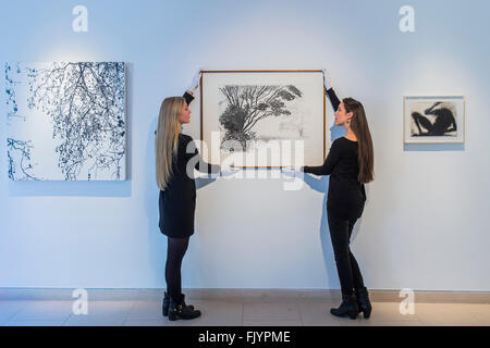 Londra, Regno Unito. 4 Marzo, 2016. Per Kilham Rudston, 2008 da David Hockney (C), quando le luci sono basse 2012 da Sue Arrowsmith (L) e avvolto 2014 da Anthony Gormley) - è il nostro mondo d'asta a sostegno del grande attrazione e Giove Artland Foundation, Chrisites, London, Regno Unito - Oltre 40 importanti artisti tra cui David Hockney, Sir Antony Gormley, David Nash, Sir Peter Blake, Yinka Shonibare, Sir Quentin Blake, Emily Young e Maggi Hambling hanno commesso di opere d'arte a essere venduto presso il 10 marzo 2016. Credito: Guy Bell/Alamy Live News Foto Stock