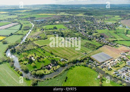 Una veduta aerea del Warwickshire villaggio di Welford on Avon e la campagna circostante Foto Stock