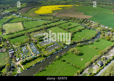 Una veduta aerea della marina e del fiume Avon vicino al villaggio di Warwickshire di Welford on Avon Foto Stock