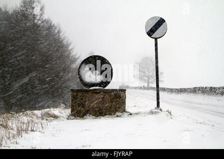 Derbyshire confine vicino Sheffield, UK. 4 Marzo, 2016. Il Parco Nazionale di Peak District pietra in condizioni di blizzard alla periferia di Sheffield. Credito: Gary Bagshawe/Alamy Live News Foto Stock