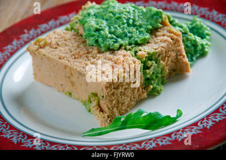 Terrina di salmone , con pasta e fagioli verdi e salsa di erbe Foto Stock