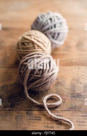 Pallini di lana sul vecchio sfondo di legno Foto Stock