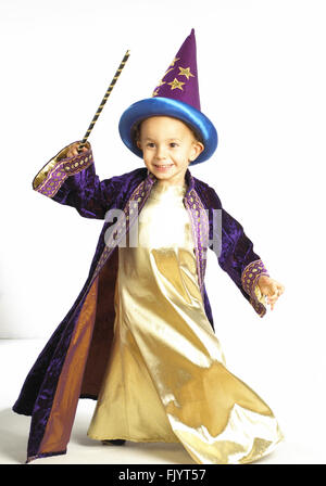 Ragazzo in oro e il manto di porpora e cappello appuntito bacchetta di contenimento Foto Stock