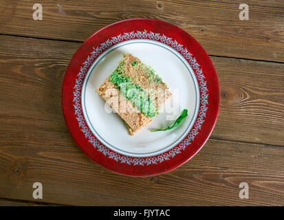 Terrina di salmone , con pasta e fagioli verdi e salsa di erbe Foto Stock