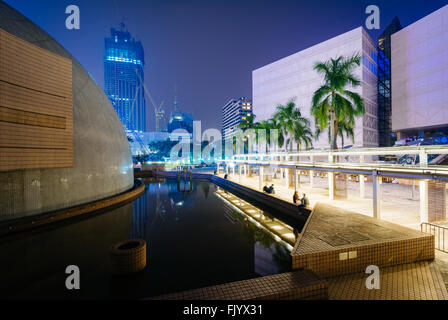 Il Museo dello Spazio di Hong Kong e il Museo di Arte di notte, a Tsim Sha Tsui in Kowloon, Hong Kong. Foto Stock