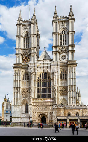 La facciata occidentale di Westminster Abbey dal santuario, Westminster, London, England, Regno Unito Foto Stock