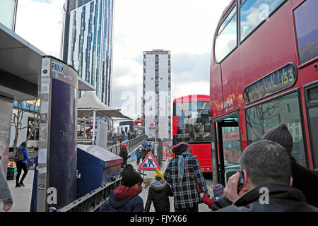 Persone di salire a bordo di un autobus a due piani a una fermata dell'autobus fuori dalla stazione della metro di Elephant & Castle nel sud di Londra UK KATHY DEWITT Foto Stock