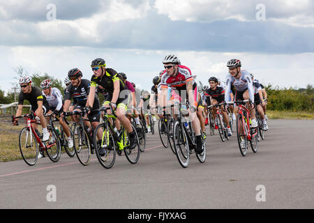 Attivi i ciclisti di sesso maschile in uomini Criterium bike gara organizzata dalla British Escursioni in bicicletta a Fowlmead Country Park, trattare, Kent, Inghilterra, Regno Unito, Gran Bretagna Foto Stock