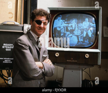 JOHNNY KIDD e pirati UK pop group leader Kidd (1935-1966) su Pronto, Stabile.Vai ! Nel 1963. Foto Tony Gale Foto Stock