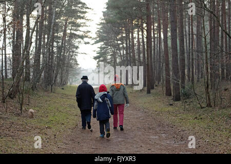 Nonni e nipote di andare a fare una passeggiata Foto Stock