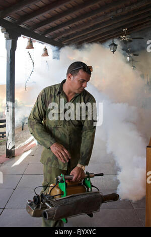 Vista verticale di un ristorante e di un bar in fase di fumigazione contro il trasporto Zika zanzara in Cuba. Foto Stock