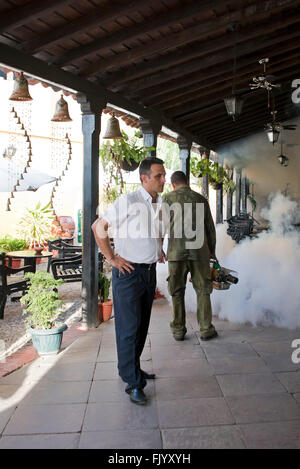 Vista verticale di un ristorante e di un bar in fase di fumigazione contro il trasporto Zika zanzara in Cuba. Foto Stock