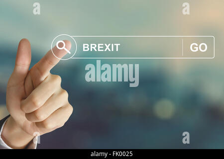 Mano di business facendo clic Brexit o British pulsante Esci sulla barra degli strumenti di ricerca con stile vintage effetto Foto Stock