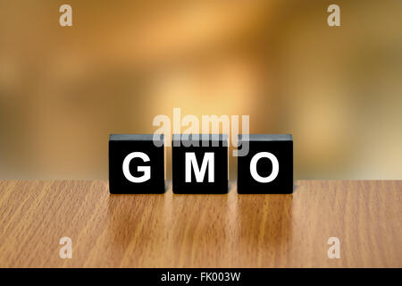 Ogm o Organismi Geneticamente Modificati sul blocco nero con sfondo sfocato Foto Stock