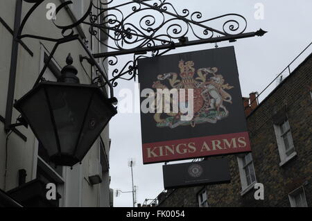 Il Kings Arms Pub segno nel mercato Pastore London W1 UK. Foto Stock