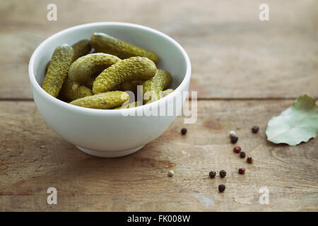 Ciotola di cetriolini sottaceto Foto Stock