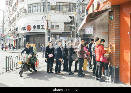 Coda di cinesi di acquistare la colazione in Cina a Shanghai. Foto Stock