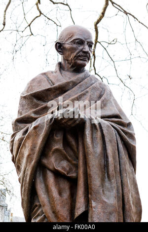 Statua del Mahatma Gandhi in piazza del Parlamento, Westminster, London, England, Regno Unito Foto Stock