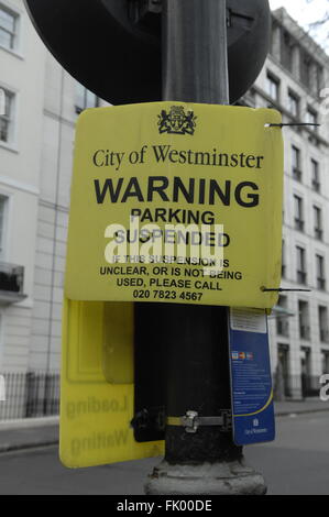 City of Westminster London Parcheggio sospeso segno di avvertimento sul display in Berkeley Square Londra Inghilterra. Foto Stock