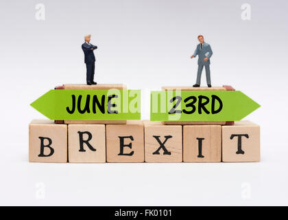 Business in miniatura che indossa abiti permanente sulla sommità del Brexit il 23 giugno la nozione di decisione. Foto Stock