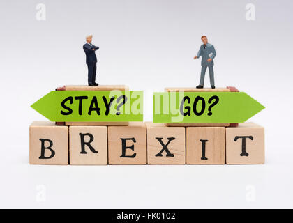 Business in miniatura indossando tute in piedi sulla parte superiore della decisione Brexit concetto. Foto Stock