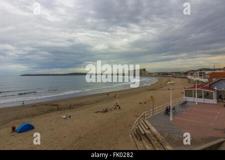 Spiaggia di giorno piovoso nelle Asturie, Spagna Foto Stock