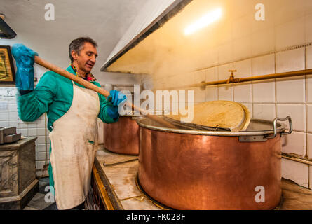 Italia Liguria Genova Tripperia La Casana - vico Casana - Antica Tripperia in centro storico - Preparazione della trippa Foto Stock