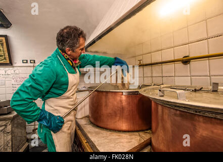 Italia Liguria Genova Tripperia La Casana - vico Casana - Antica Tripperia in centro storico - Preparazione della trippa Foto Stock