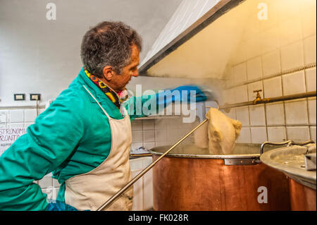 Italia Liguria Genova Tripperia La Casana - vico Casana - Antica Tripperia in centro storico - Preparazione della trippa Foto Stock