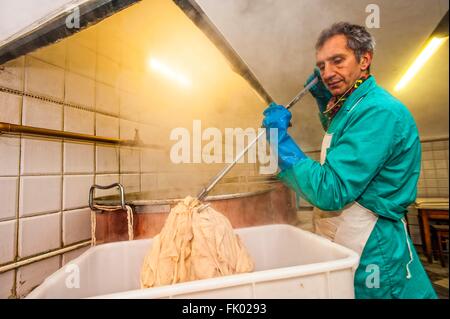 Italia Liguria Genova Tripperia La Casana - vico Casana - Antica Tripperia in centro storico - Preparazione della trippa Foto Stock