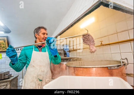 Italia Liguria Genova Tripperia La Casana - vico Casana - Antica Tripperia in centro storico - Preparazione della trippa Foto Stock