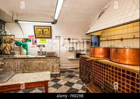 Italia Liguria Genova Tripperia La Casana - vico Casana - Antica Tripperia in centro storico - Preparazione della trippa Foto Stock