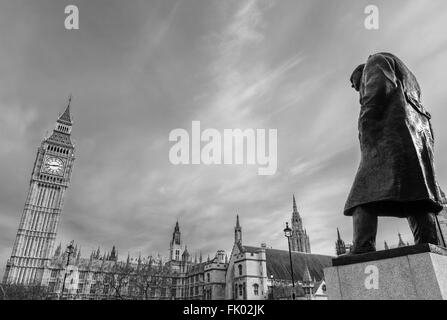 Statua di Sir Winston Churchill con il Palazzo di Westminster, dietro la piazza del Parlamento, Westminster, London, England, Regno Unito Foto Stock