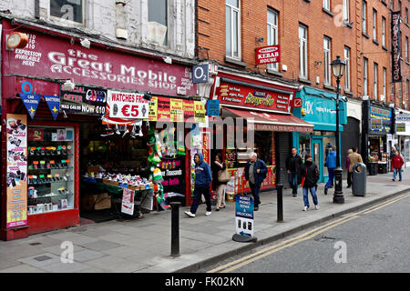 Piccoli negozi al dettaglio in Talbot Street, la vendita di una grande varietà di prodotti, Dublino Repubblica di Irlanda, Europa. Foto Stock