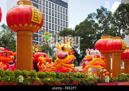 Parco con decorazione tradizionale drago cinese per le vacanze. Hong Kong Foto Stock